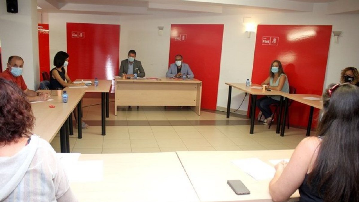 El secretario regional del PSOE, Luis Tudanca, se reúne con los sindicatos de enseñanza en Soria. - EUROPA PRESS