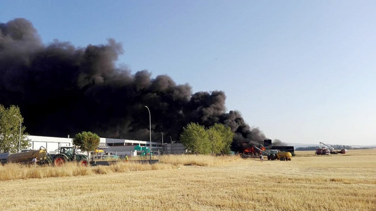 Un incendio destruye una fábrica de pintura en San Pedro (Ávila).- ICAL.