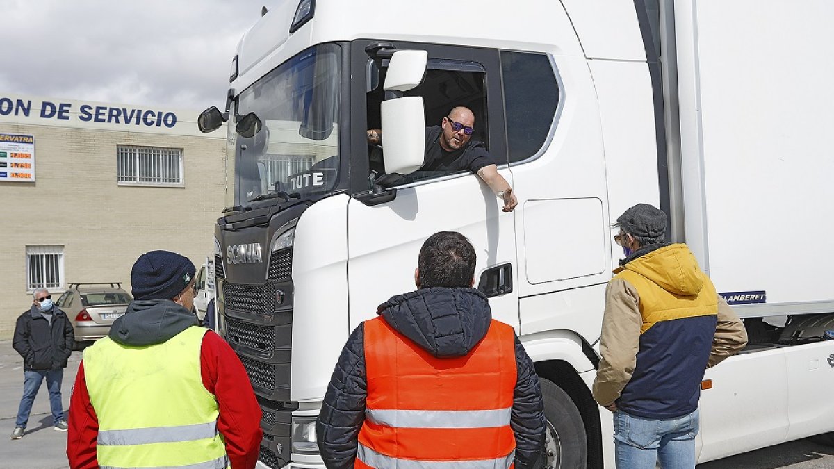 Piquete de camioneros junto al polígono industrial de Santovenia de Pisuerga (Valladolid).- J. M. LOSTAU