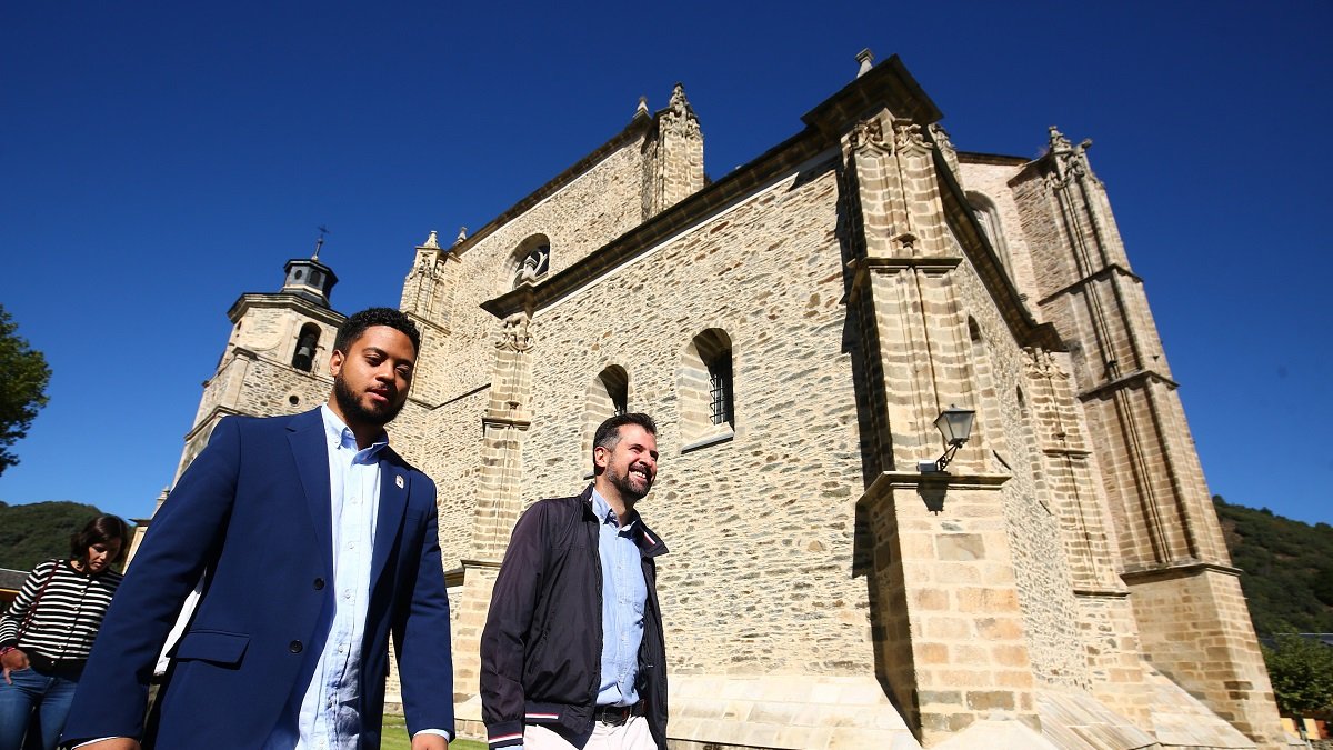 Luis Tudanca, junto al alcalde de Villafranca del Bierzo (León), durante su visita al municipio - E.M.