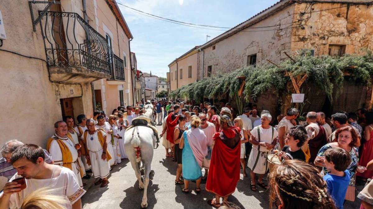 La localidad burgalesa de Baños de Valdearados acoge un año más la Fiesta Romana en Honor al Dios Baco.-ICAL