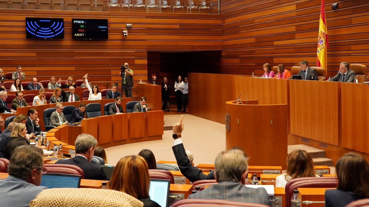 Votación durante el pleno de las Cortes.- ICAL