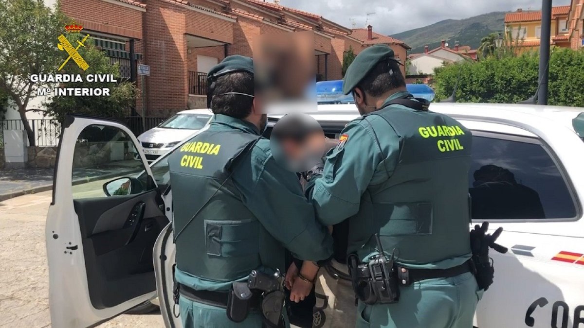 Agentes de la Guardia Civil detienen a ocho personas y desmantelan un importante punto de venta de marihuana en Candeleda (Ávila). - GUARDIA CIVIL