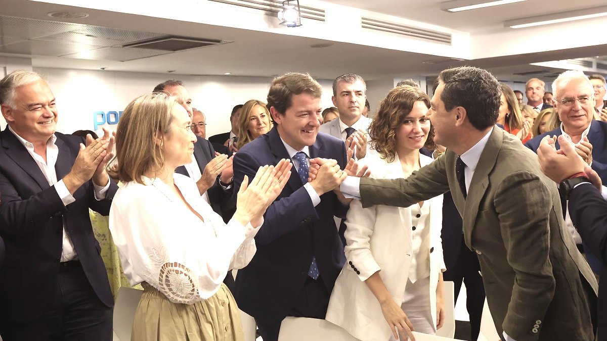 Mañueco felicita a Moreno por su victoria electoral en Andalucía durante la Junta Directiva Nacional del PP.- ICAL