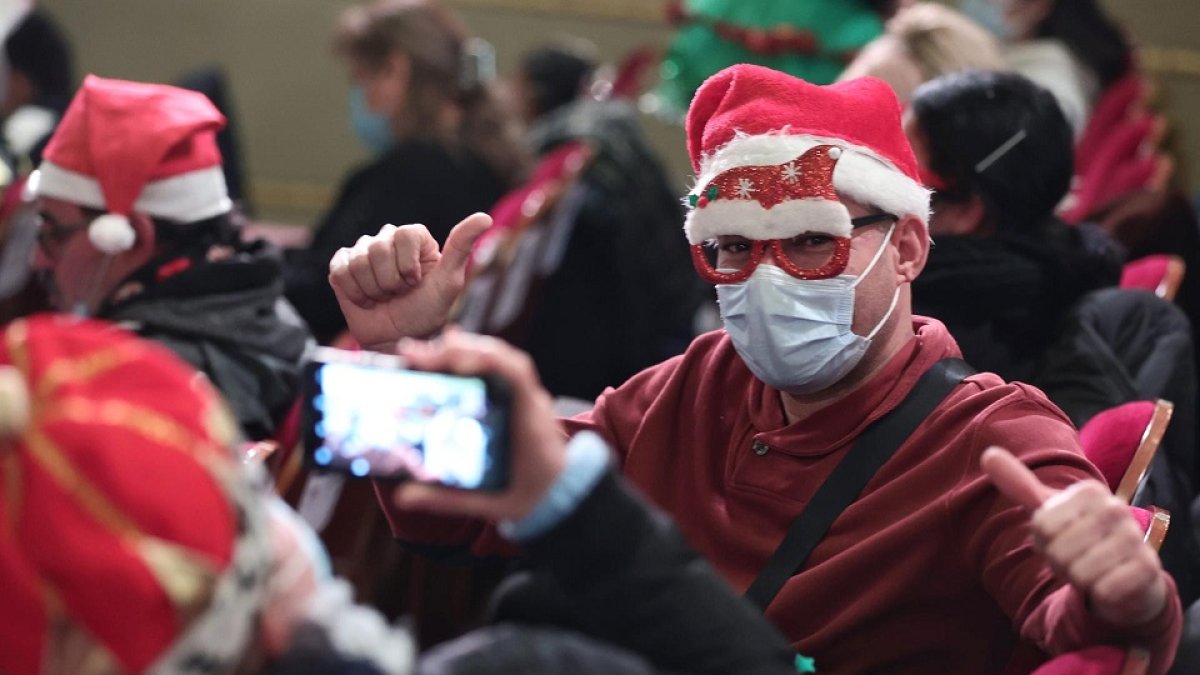 Un hombre disfrazado se hace una fotografía minutos antes del inicio de la celebración del Sorteo Extraordinario de la Lotería de Navidad 2021, en el Teatro Real de Madrid, a 22 de diciembre de 2021, en Madrid, (España). - Europa Press
