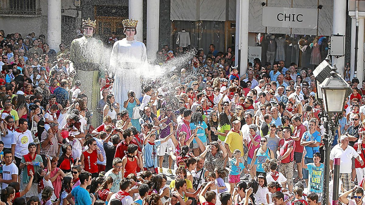 Peñafiel disfruta de sus fiestas grandes acompañadas por los gigantes y por agua tras la celebración del pasacalles ‘Chúndara’.  J.M. LOSTAU