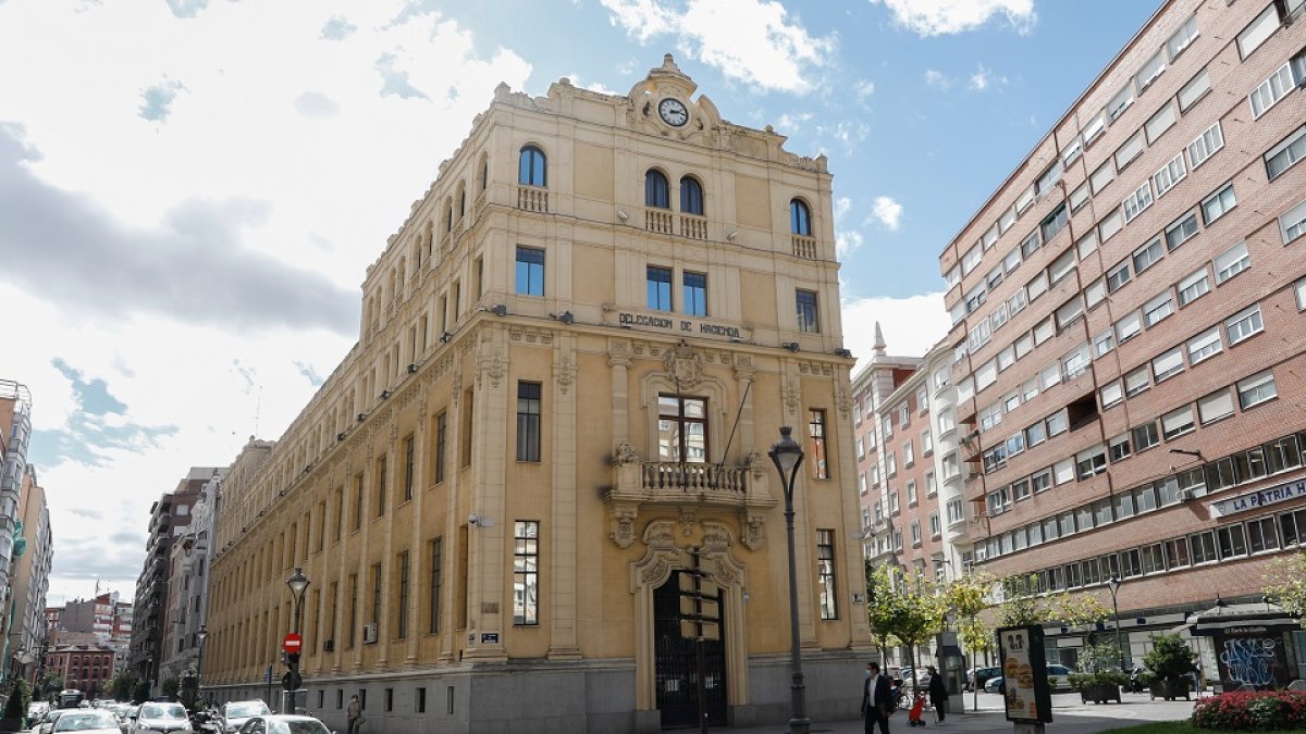 Antigua sede de la Agencia Tributaria, en la plaza de Madrid de Valladolid.- J. M. LOSTAU