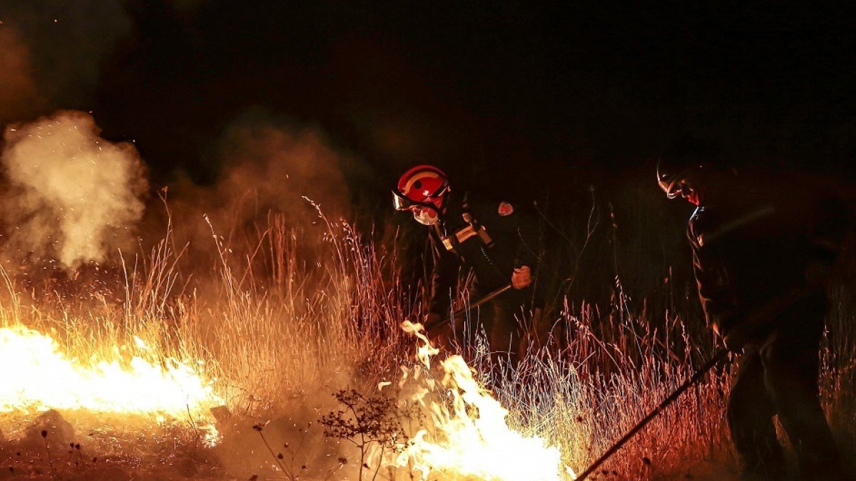 Los Bomberos de León trabajando en la extinción de un incendio, en una imagen de archivo.- ICAL