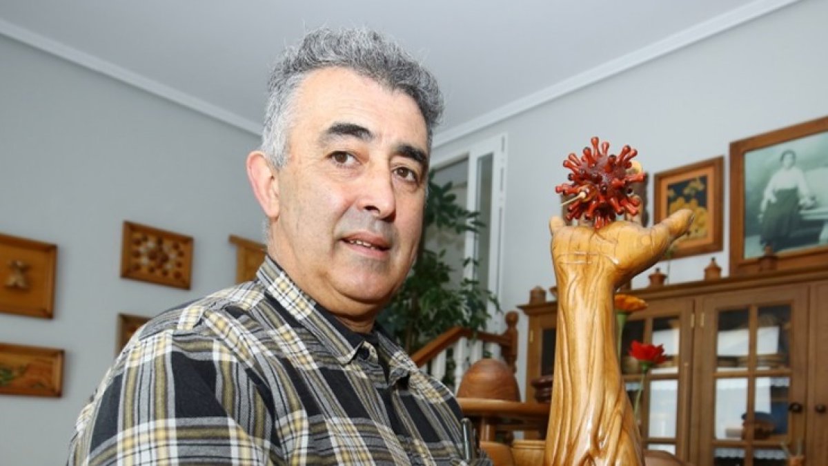 José Pérez, artesano de la madera del municipio berciano de Cabañas Raras (León).- ICAL