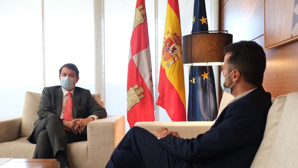 Alfonso Fernández Mañueco y Luis Tudanca, en un momento de la reunión que mantuvieron ayer en  las Cortes tras tumbar el plan Aliste. ICAL