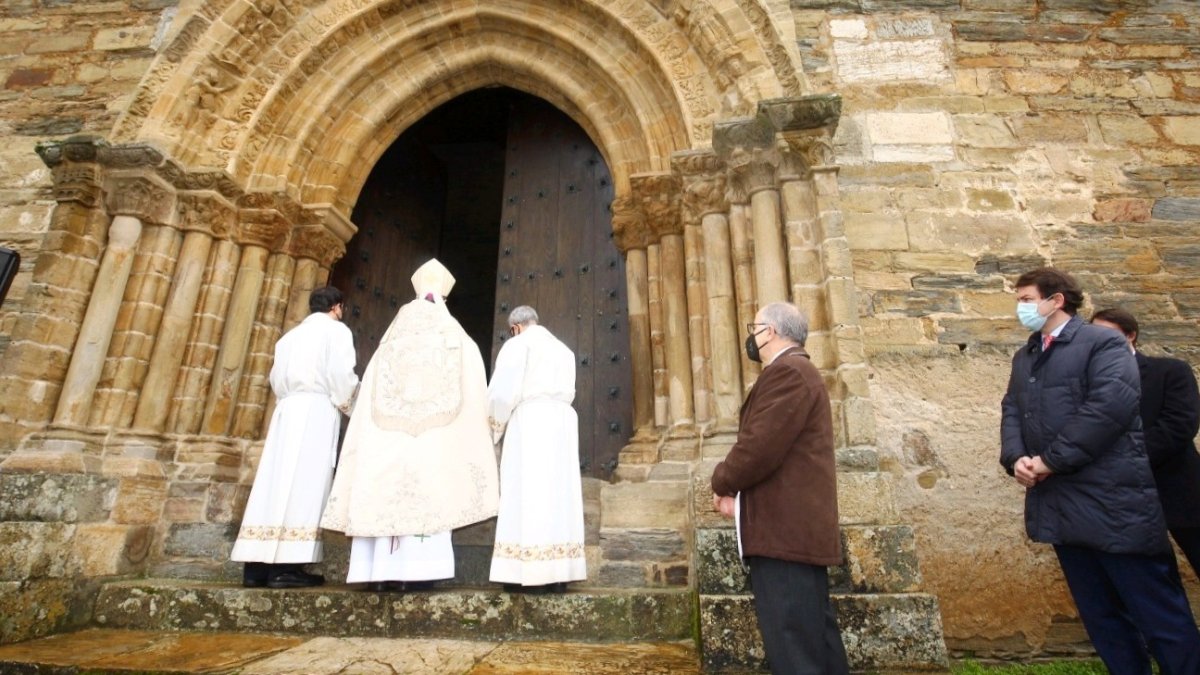 El obispo de Astorga abre la Puerta del Perdón de la iglesia de Villafranca del Bierzo, en un acto que contaba con la presencia del presidente Alfonso Fernández Mañueco. ICAL