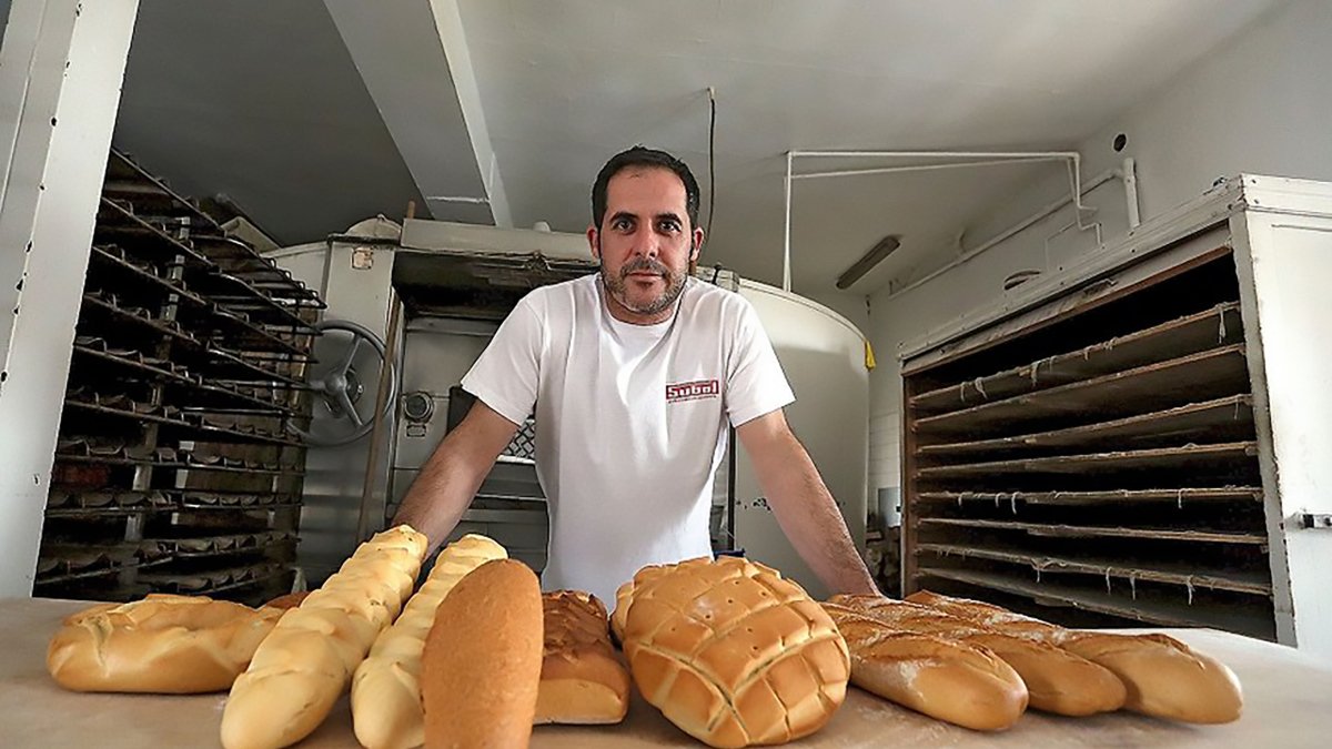 Mario Serna, panadero de Montemayor de Pililla, que deja en algunos pueblos solo cuatro piezas de pan . ICAL