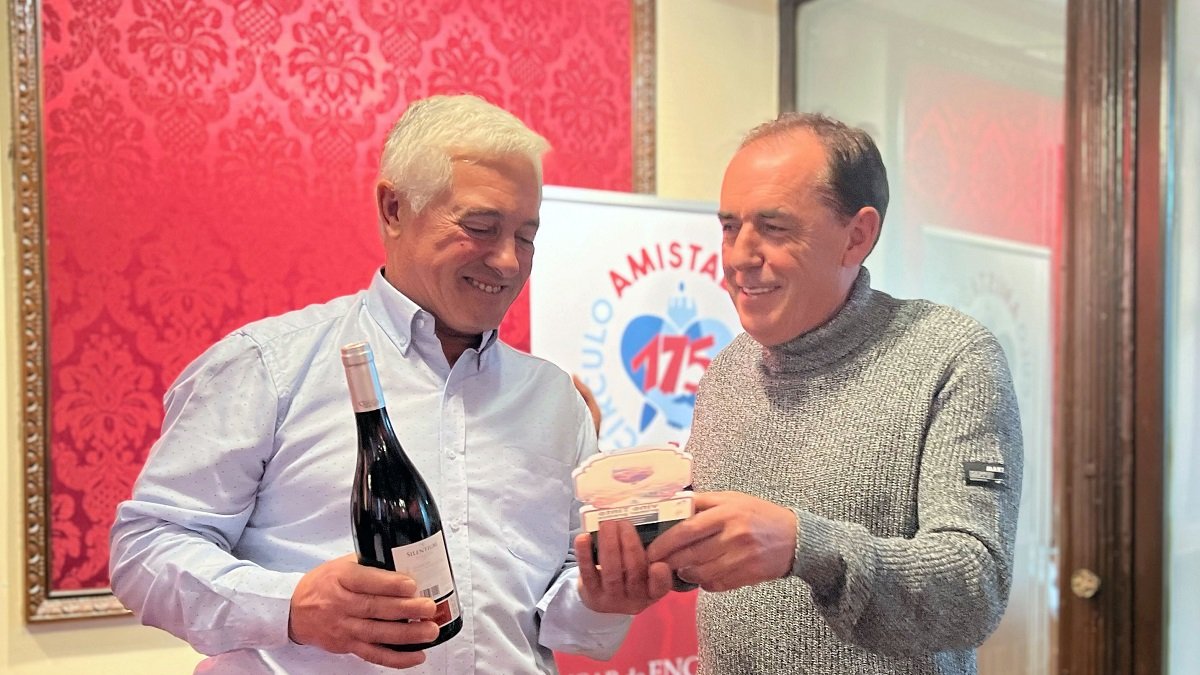 Benito Seraano entrega a Antonio Puentedura el Premio estrella del concurso de Vinos Caseros de la provincia de Soria. -ICAL