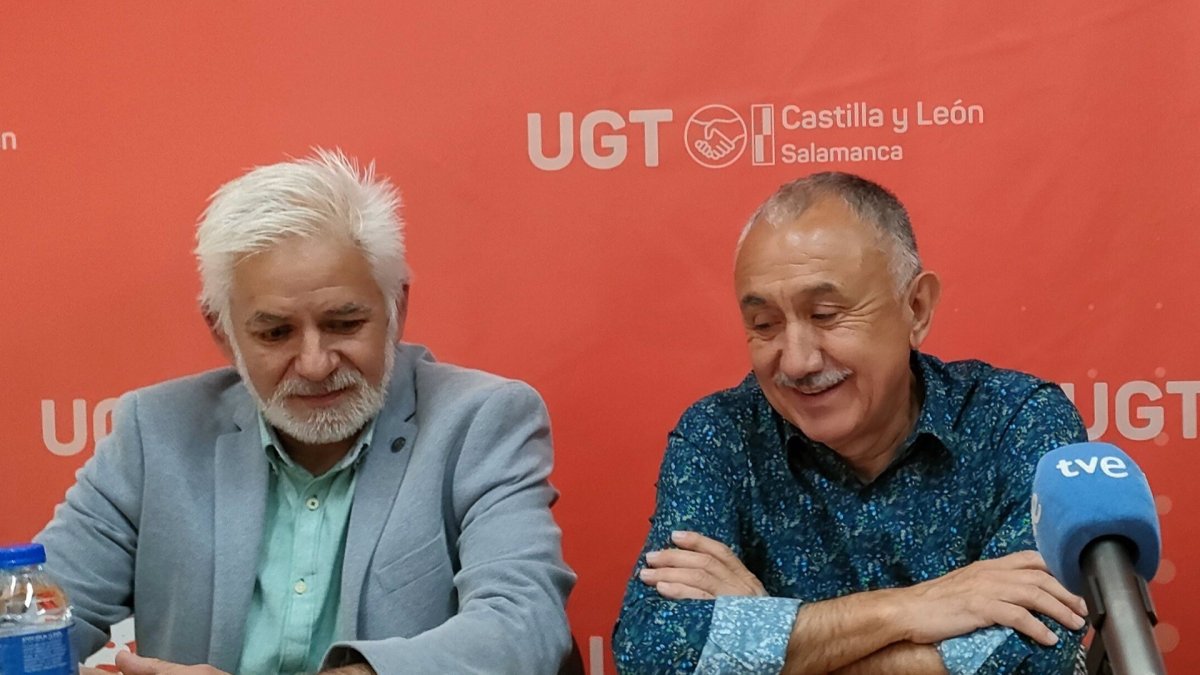 El secretario general de UGT, Pepe Álvarez, junto al secretario provincial del sindicato en Salamanca, Marcelino Muñoz.- E. PRESS