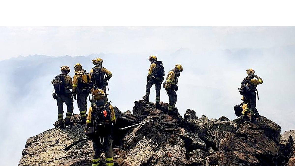 Agentes forestales intervienen en un incendio en Boca de Huérgano (León), en una imagen de archivo. Atbrif / ICAL