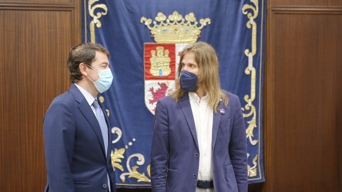 El presidente de la Junta de Castilla y León, Alfonso Fernández Mañueco, se reúne con el portavoz del Grupo Parlamentario de Podemos, Pablo Fernández. ICAL