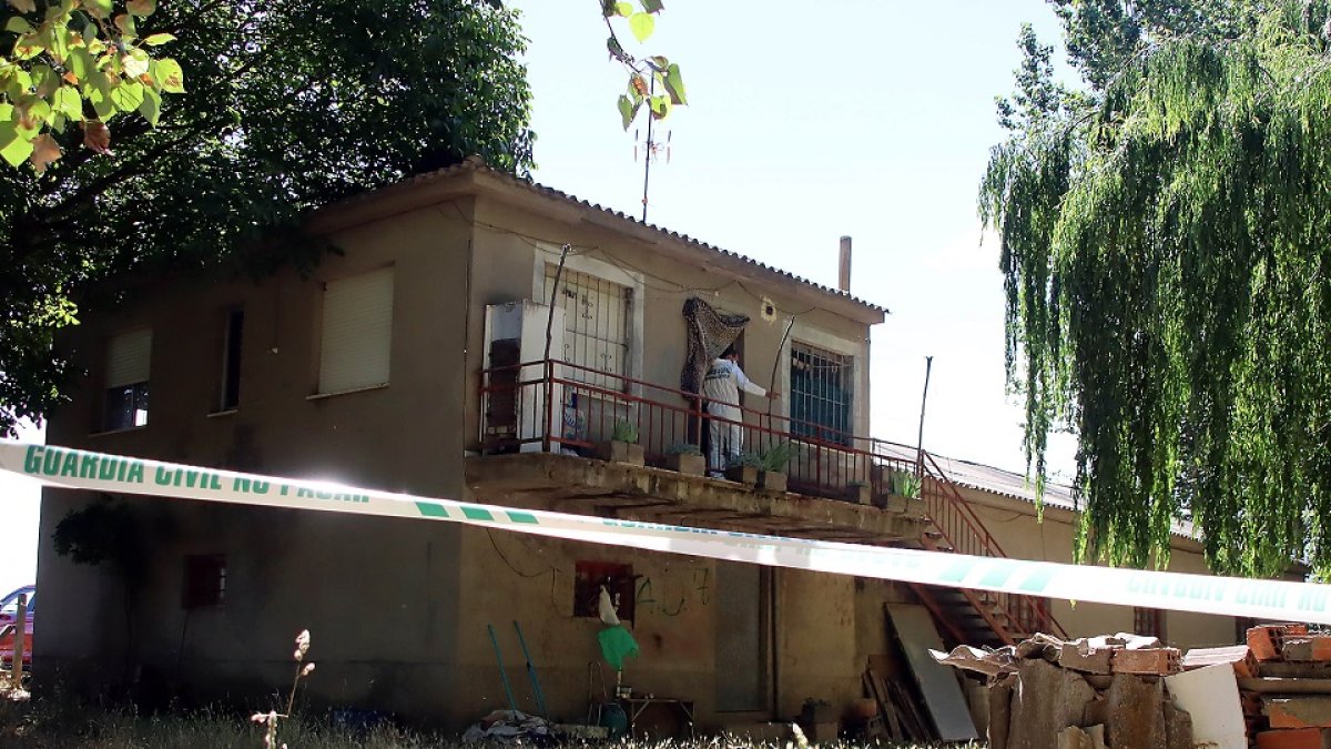 . La Guardia Civil investiga en el domicilio de Villagarcía de la Vega, León, donde tuvieron lugar los hechos. - ICAL