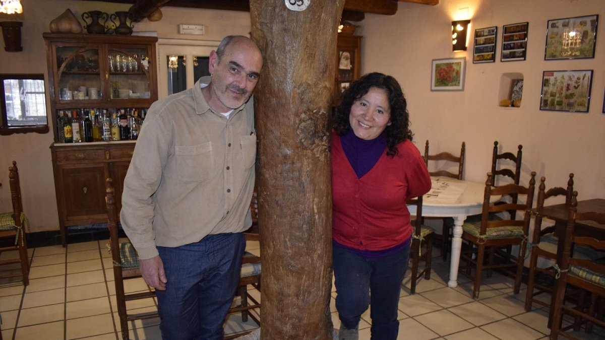 Pedro Prieto y Celia Villa en el jardín de los Jerónimos, en La Tuda, localidad sayaguesa en Zamora.- ARGICOMUNICACIÓN