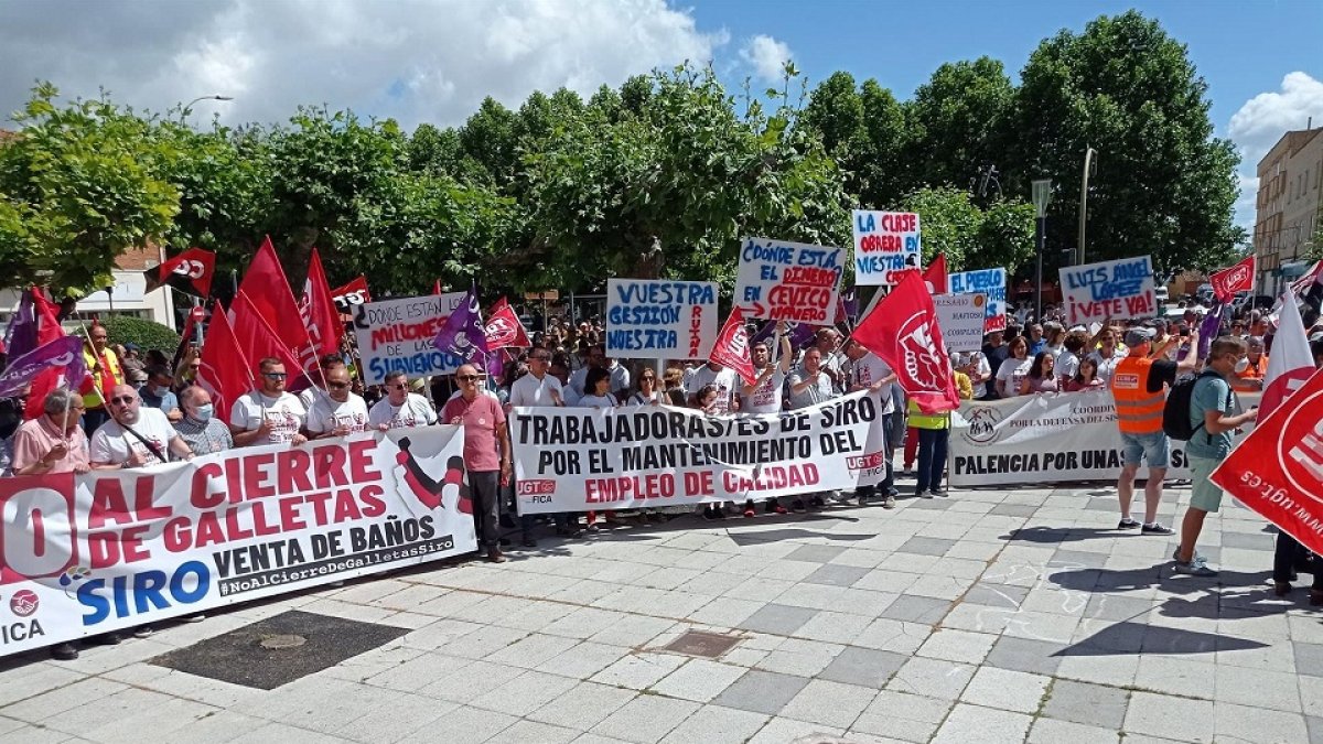 Trabajadores de Siro Venta de Baños se manifiestan contra el cierre de la empresa. ICAL