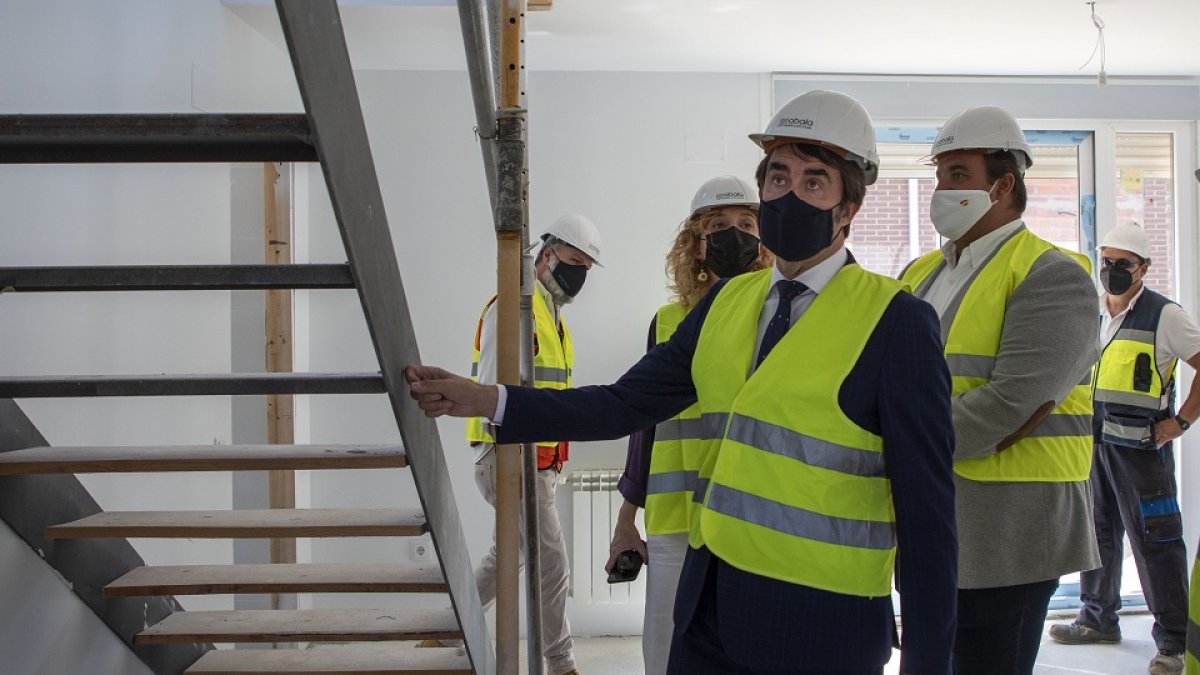 El consejero de Fomento y Medio Ambiente, Juan Carlos Suárez-Quiñones, visita en Guijuelo la primera fase de la promoción pública de viviendas de la Junta en la localidad. - ICAL