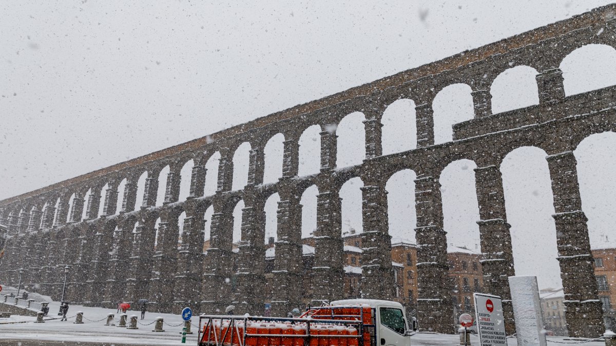 La circulación diaria se ve perjudicada por la nieve en Segovia. ICAL