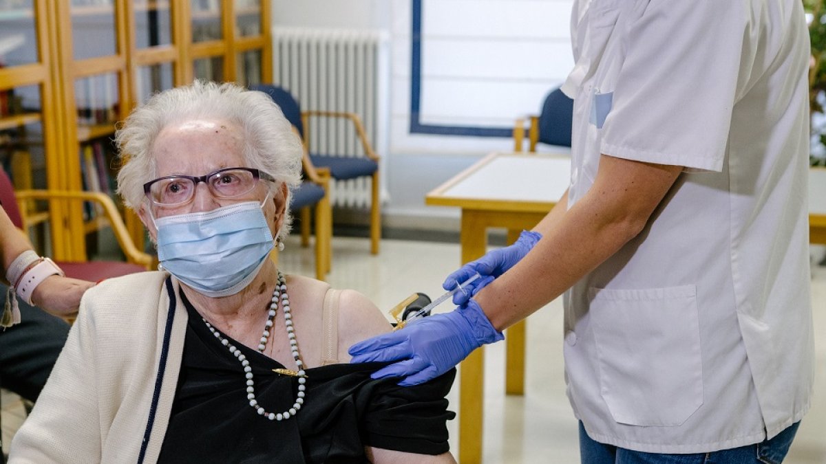 Vacunación con tercera dosis en residencias de Segovia. - ICAL