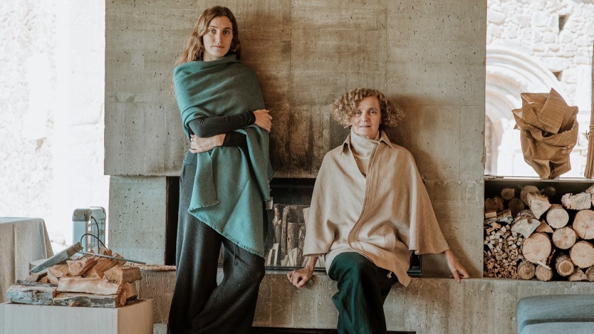 Camila Lanzas Goded, diseñadora de las piezas, y Elena Goded Rambaud, creadora de la firma Ábbatte, en el monasterio segoviano. / E.M.