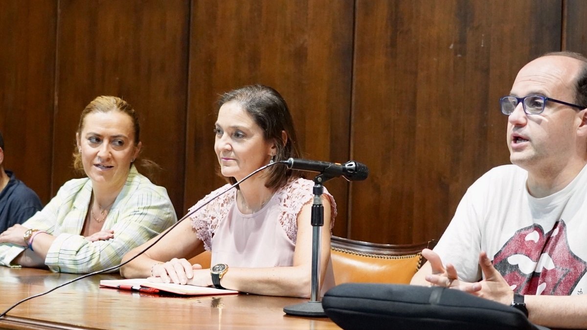 Reyes Maroto, junto a Virginia Barcones, en la asamblea de Siro en Venta de Baños.- ICAL