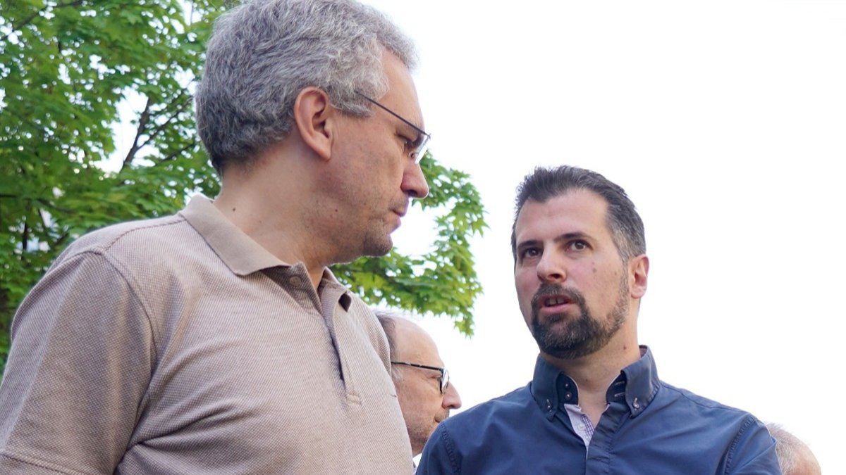Luis Tudanca (D) conversa con Javier izquierdo antes del inicio de la manifestación del 1 de Mayo.- ICAL