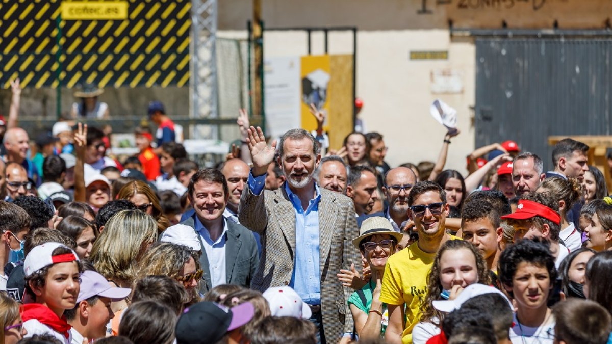 El rey Felipe VI saluda junto a Fernández Mañueco en el festival `Imperdible05´ en Otero de Herreros. -ICAL