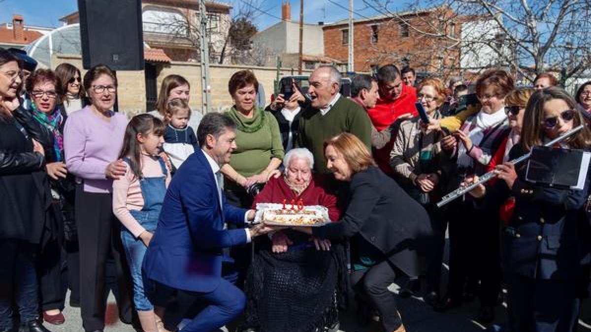 La tía María recibió ayer el homenaje de su familia y de Navaluenga en su 110 cumpleaños. ANTONIO GARCÍA