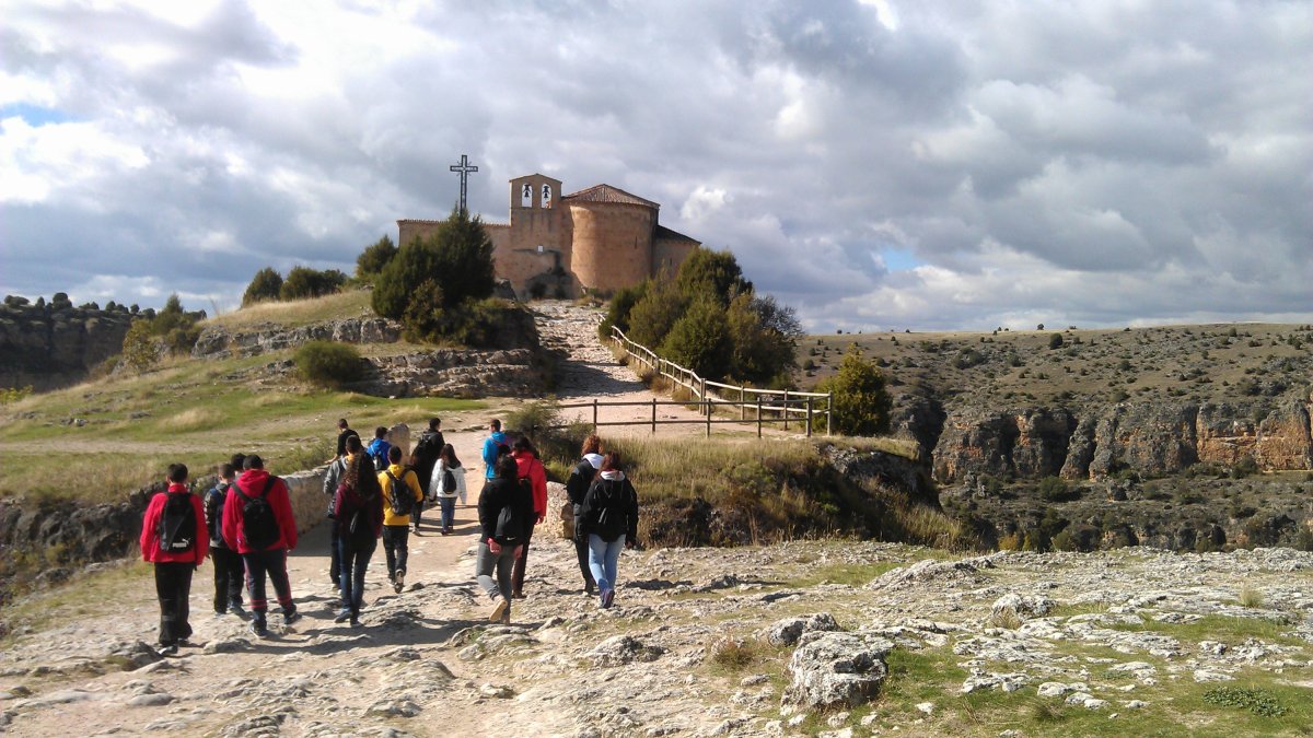 Varios turistas en las Hoces del Río Duratón | ICAL