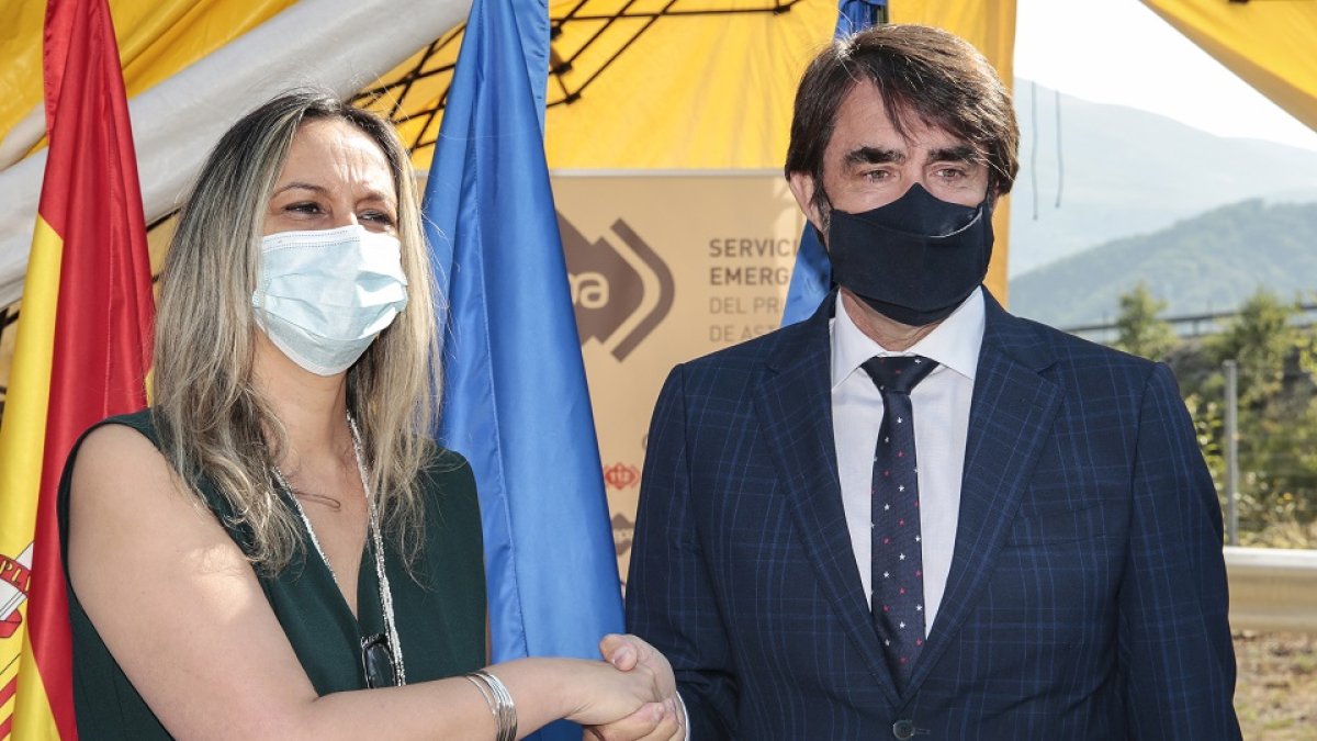 El consejero de Fomento y Medio Ambiente, Juan Carlos Suárez-Quiñones, y la consejera de Presidencia de Asturias, Rita Camblor. - ICAL