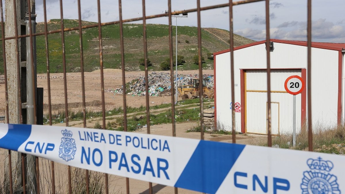 Vertedero de Palencia precintado por la policía después  ser detenida un mujer que ha confesado a los servicios sanitarios de Palencia que arrojó a su bebé muerto a un contenedor. - ICAL