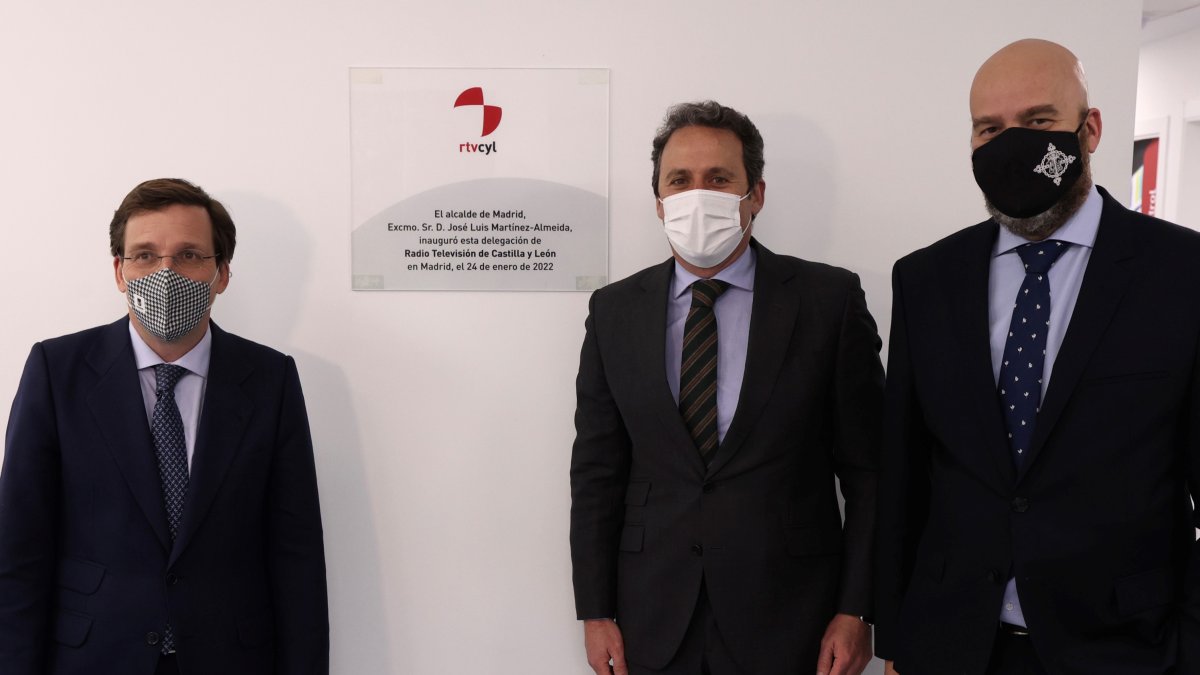 Martínez-Almeida, Gregorio Méndez y Jorge Losada, en la inauguración de la nueva sede de RTVCyL en Madrid. E. M.