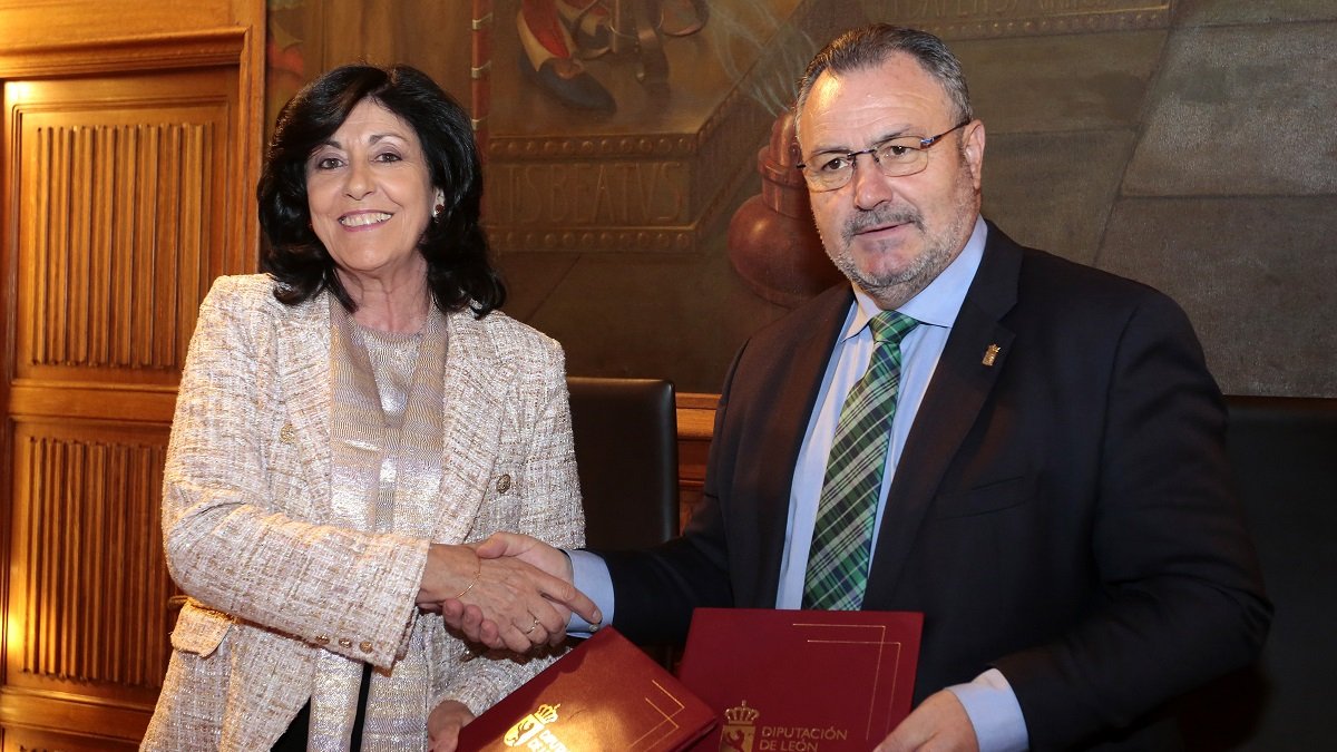 El presidente de la Diputación de León, Eduardo Morán, y la directora del Centro Nacional de Inteligencia, Esperanza Casteleiro. ICAL