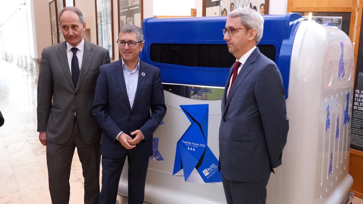 El secretario de Estado de Medio Ambiente, Hugo Morán (en el centro), en la entrega de las Pajaritas Azules. | ICAL