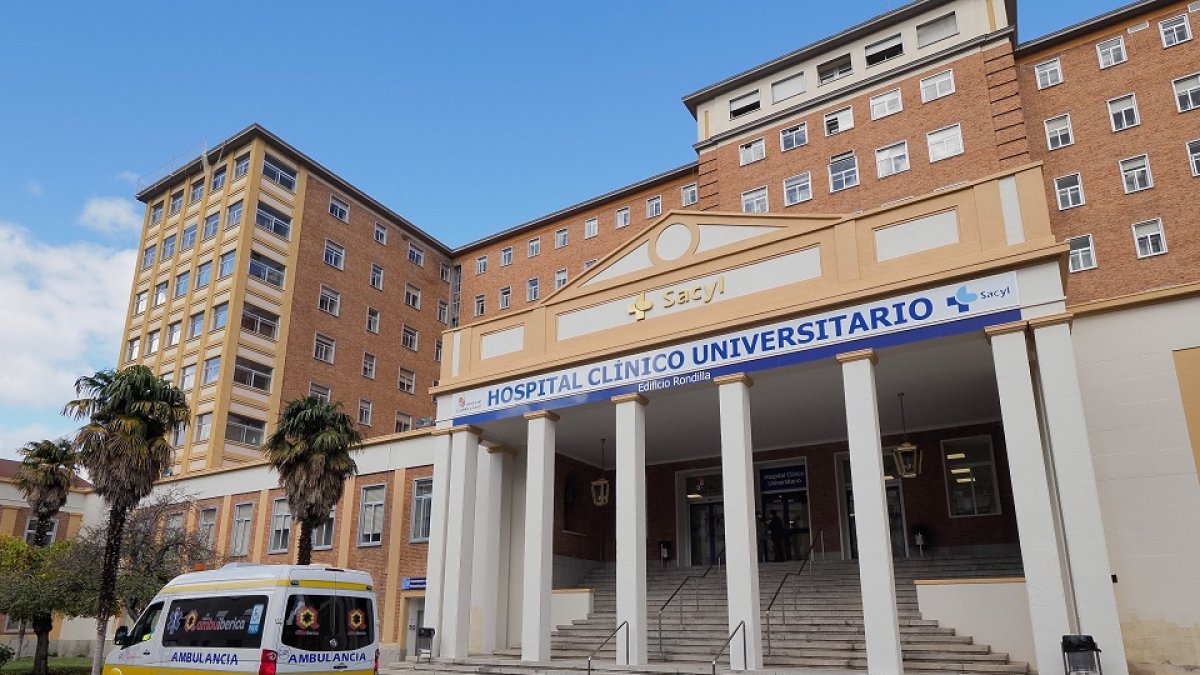 En la imagen de arriba, instalaciones del Hospital Clínico Universitario de Valladolid. En la imagen de la derecha, la médica residente de Neurología de cuarto año, Alba Chavarría. EL MUNDO