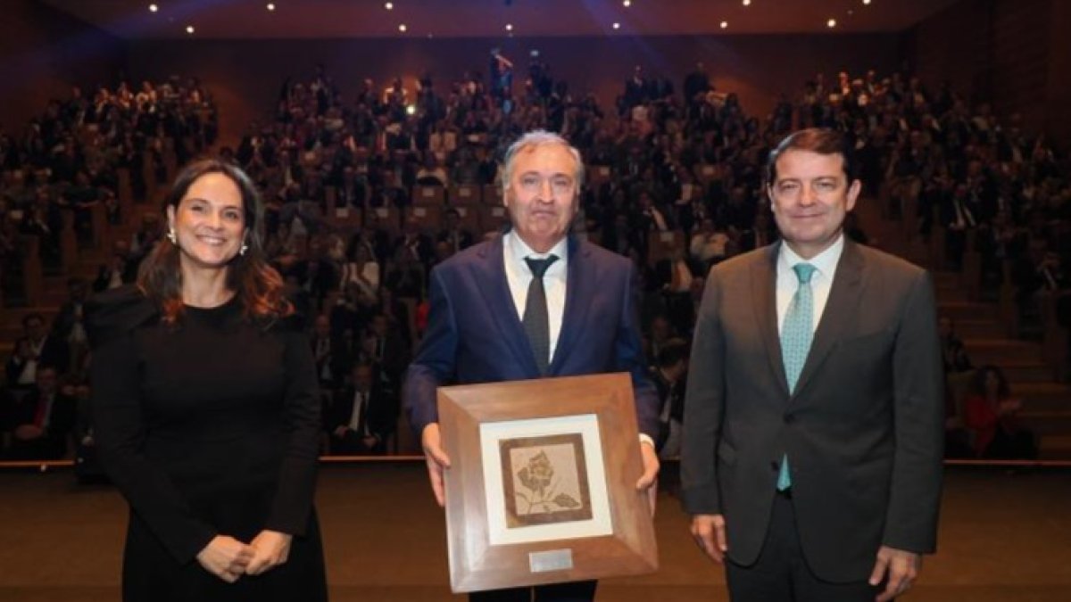 El presidente de la Junta, Alfonso Fernández Mañueco, el CEO de Galletas Gullón, Juan Miguel Martínez Gabaldón, y la presidenta de Edigrup, Adriana Ulibarri. -PHOTOGENIC