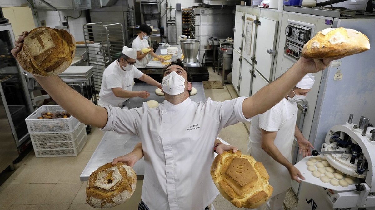 El maestro artesano Víctor Hernández, en el horno con  algunos de los panes de su amplio catálogo de panadería de alta calidad. / ENRIQUE CARRASCAL