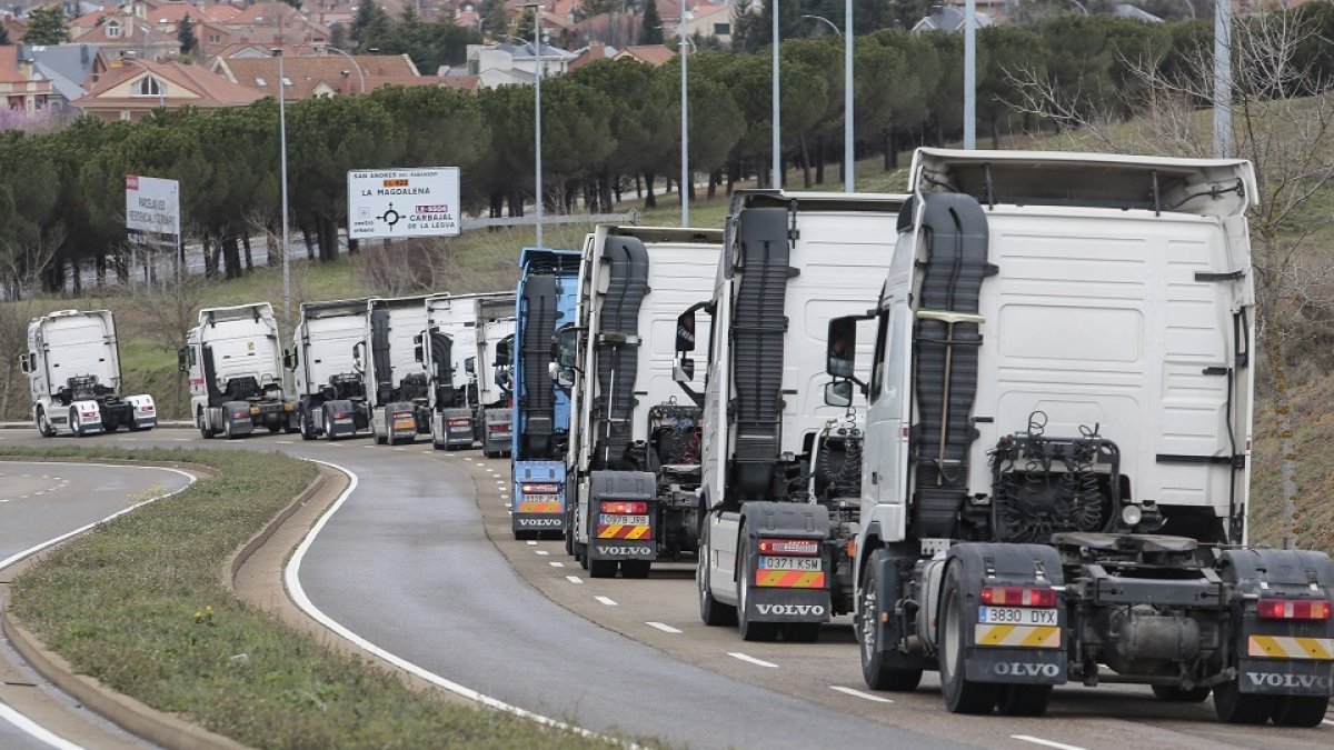 Setenta cabezas tractoras protagonizan una caravana de protesta en León.- ICAL