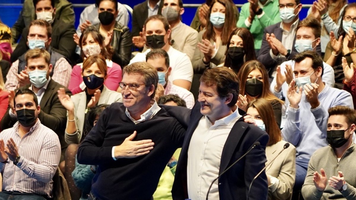 Imagen de archivo de Alberto Núñez Feijóo, y Alfonso Fernández Mañueco, en un acto de campaña. -ICAL