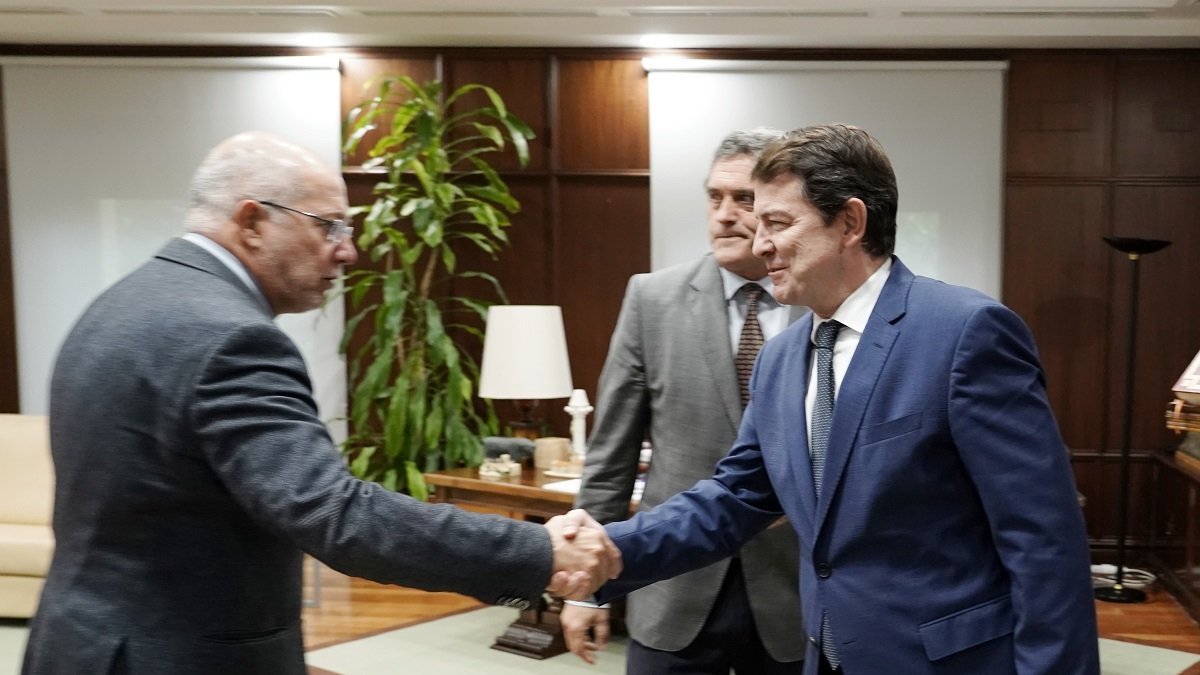 Francisco Igea estrecha la mano de Alfonso Fernández Mañueco ante la mirada de Pedro Pascual.- ICAL