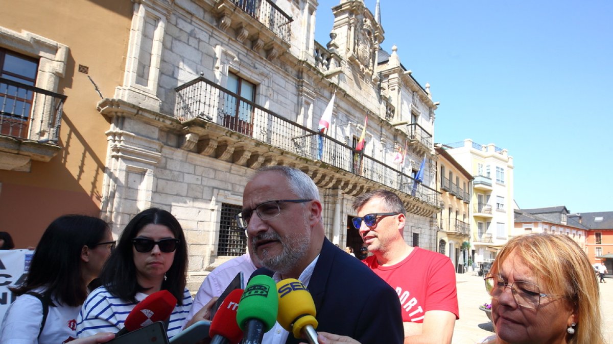 El alcalde de Ponferrada, Olegario Ramón, atiende a los medios para tratar sobre las conversaciones de los diferentes grupos políticos optantes a la alcaldía. / ICAL