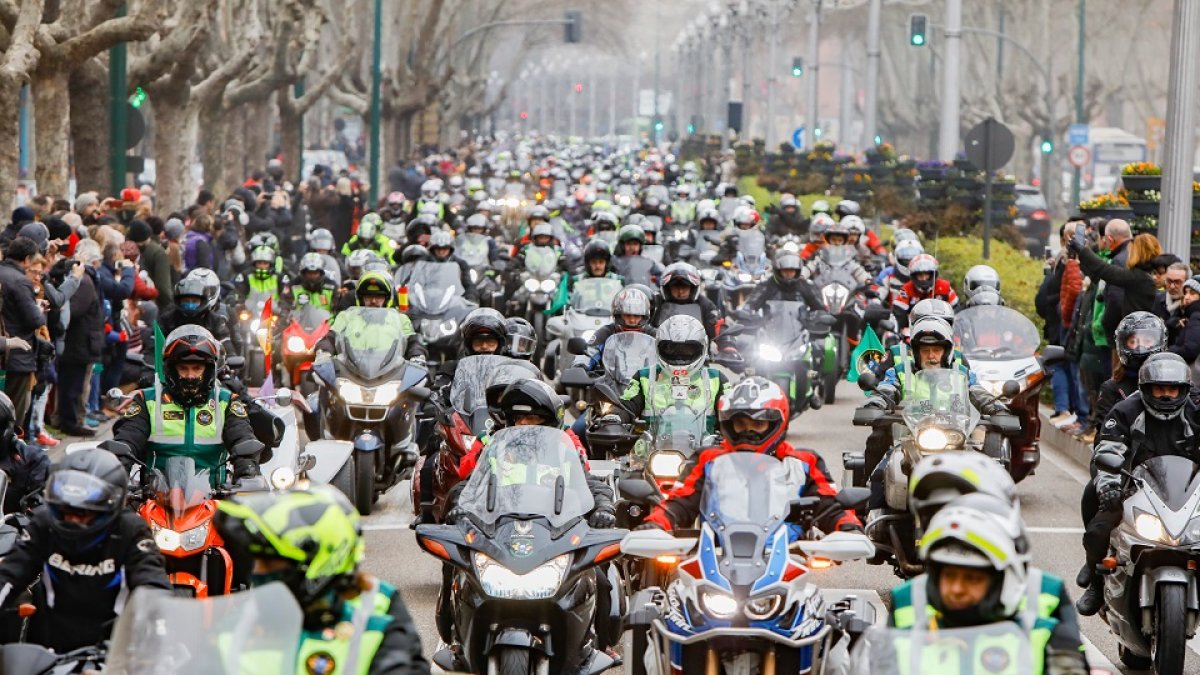 Paseo de Zorrilla absolutamente abarrotado de motos en la procesión de banderas de enero de 2020. - J.M. LOSTAU