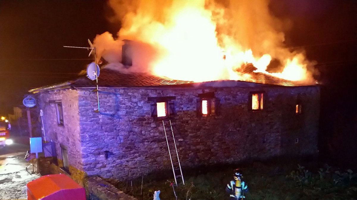Un incendio destruye el bar y albergue El Refugio de La Faba (León).- ICAL
