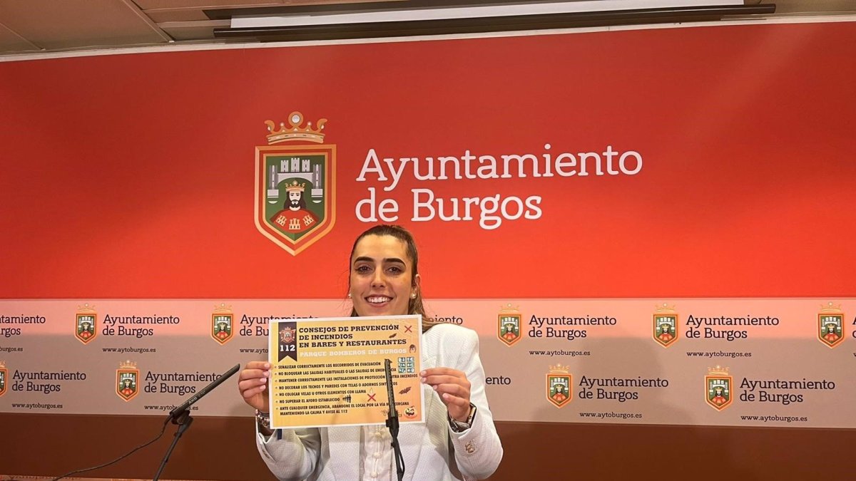 La portavoz del equipo de gobierno, Andrea Ballesteros, con el panfleto de consejos de prevención de incendios que le han entregado a los establecimientos - EUROPA PRESS