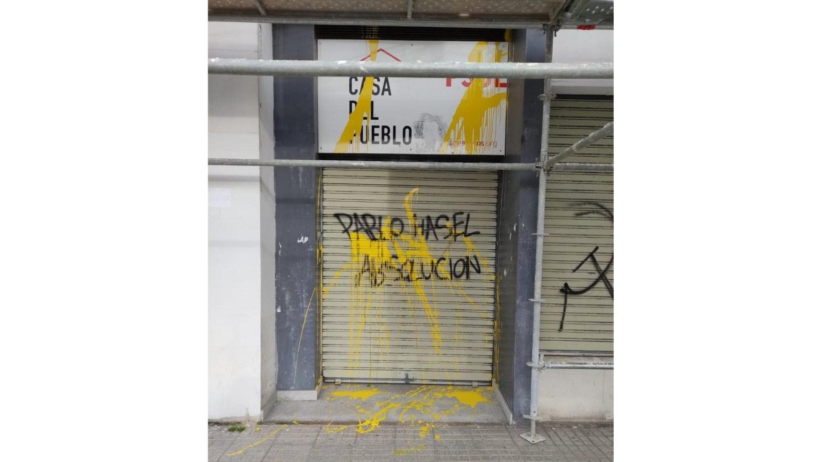 Pintadas a favor del rapero Pablo Hasel en la sede del PSOE de Burgos. | Twitter