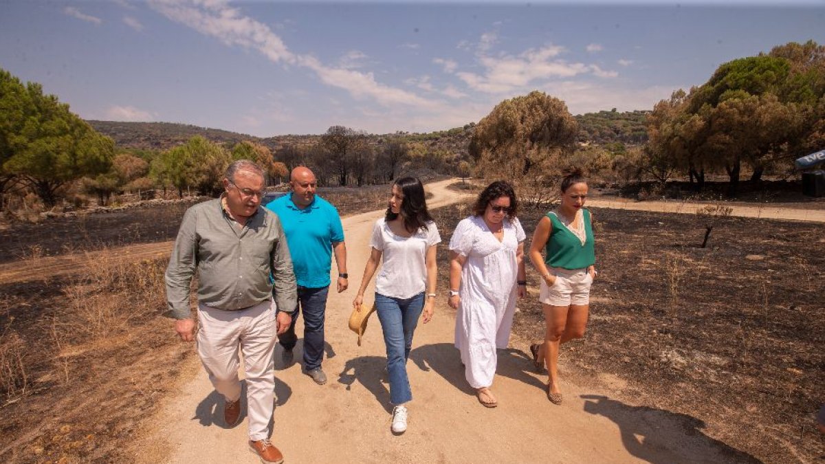 La presidenta de Ciudadanos (Cs), Inés Arrimadas, visita a la zona afectada por el incendio forestal de Cebreros, que obligó a evacuar la localidad de El Hoyo de Pinares.- Ical