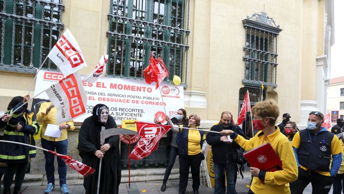 Los sectores postales de CCOO y UGT se movilizan en Valladolid. - ICAL